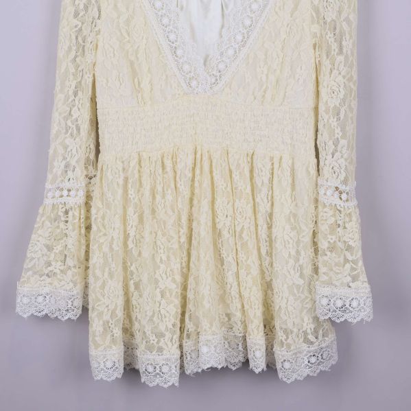 Nederdel av blus med spetsfåll och klockärmar