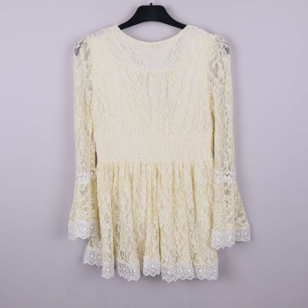 Baksidan av helspetsblus med lång ärm och spetskant