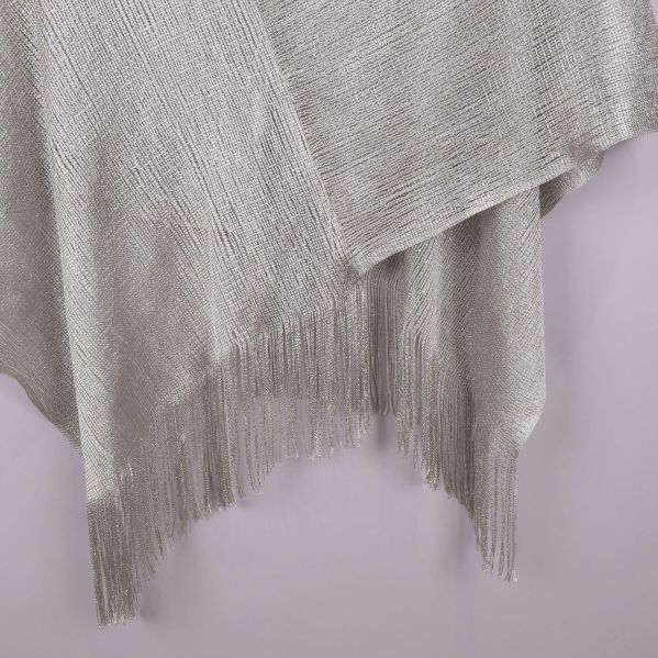 Nederkant av poncho med långa fransar