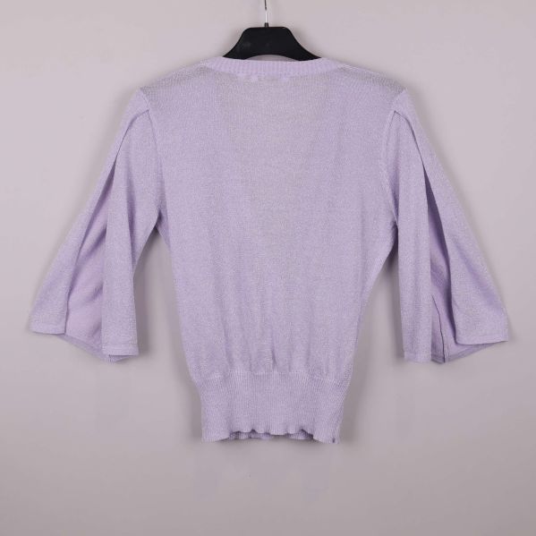 Lila glittrig topp sedd bakifrån med vida ärmar
