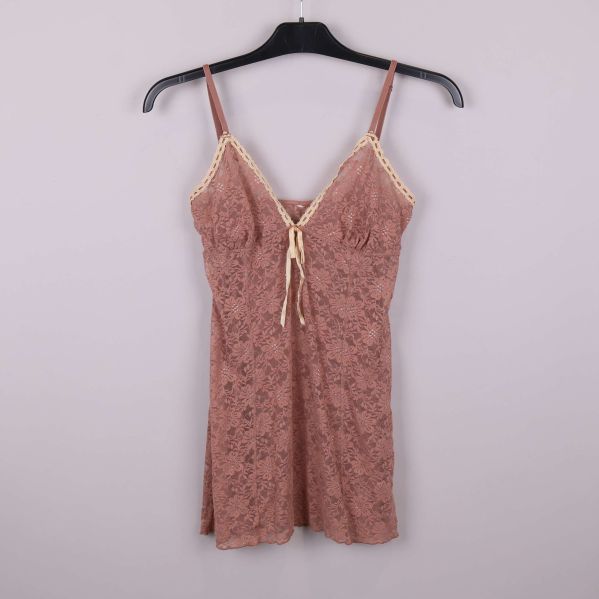 Spetslinne i gammelrosa med blommigt mönster och smala axelband