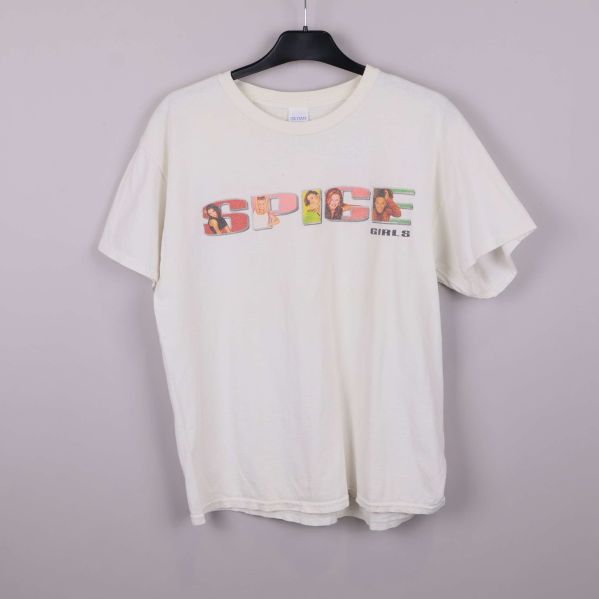 Vit t-shirt med Spice Girls-tryck, hängande på galge