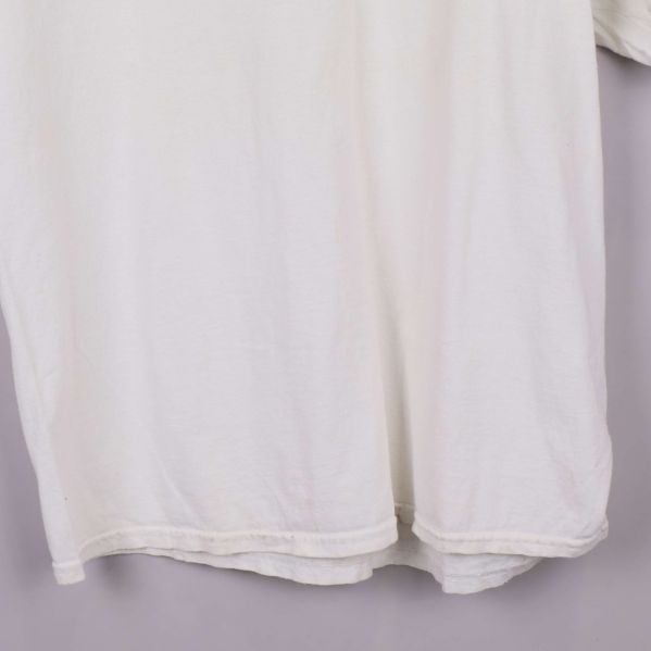 Nedre delen av vit t-shirt med dubbla fållar