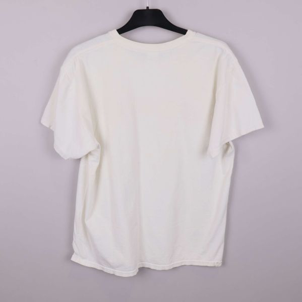 Baksida på vit t-shirt utan tryck eller dekoration