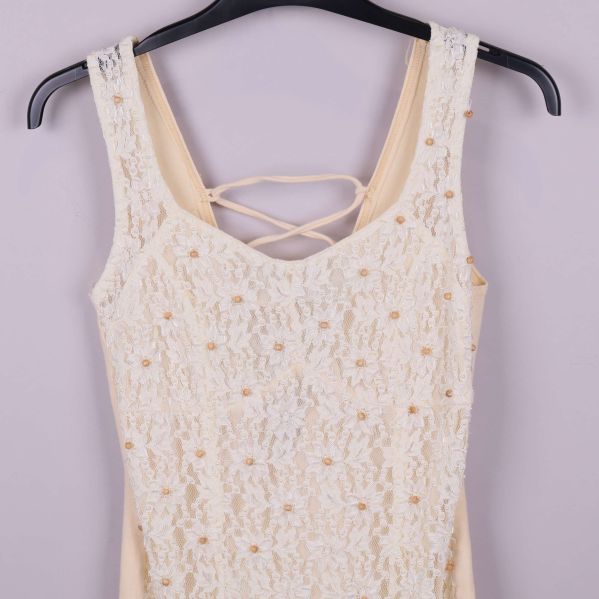 Närbild av spetsen med små pärlor och blommönster