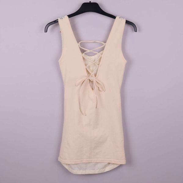 Baksidan av linne med snörningsdetalj och v-ringning