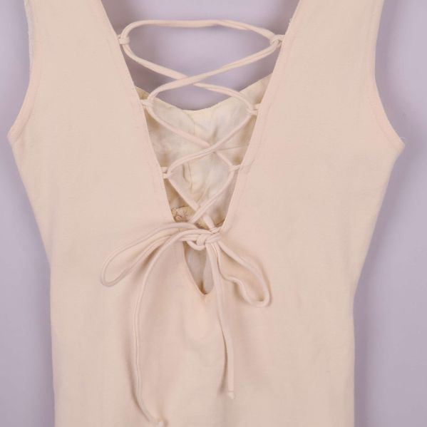 Närbild av snörningsdetalj i ryggen