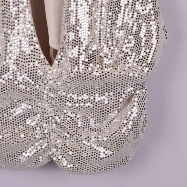 Närbild av toppens glittrande paljetter och veck