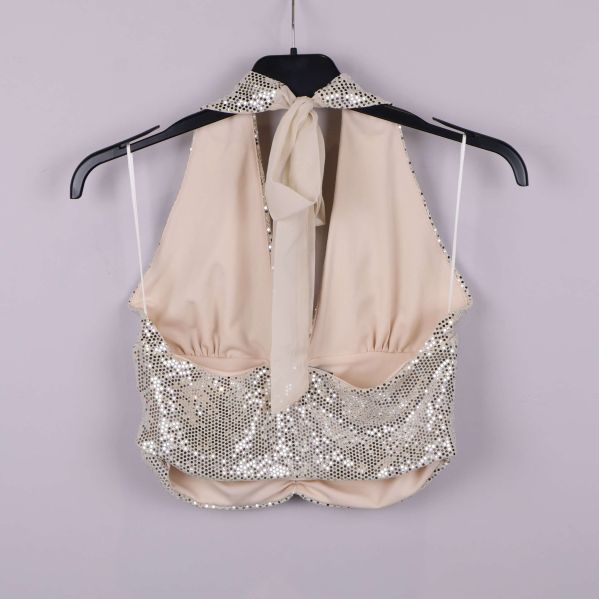 Baksidan av halterneck-topp med knytband och paljetter