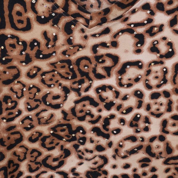 Detaljbild av leopardmönster och glitter på tyget
