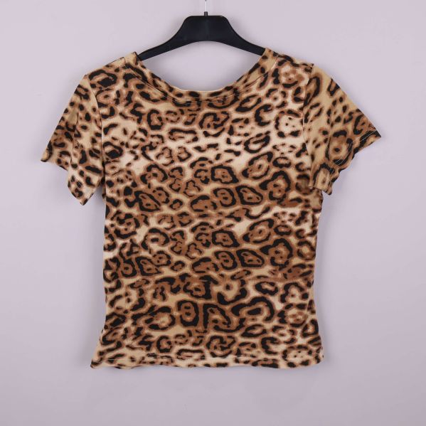 Baksida av leopardmönstrad topp på galge