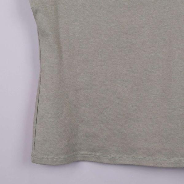 Nederdel av ribbat beigt linne visas nära