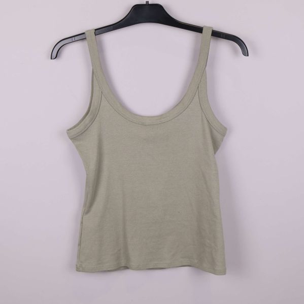 Baksida av beiget linne med breda axelband