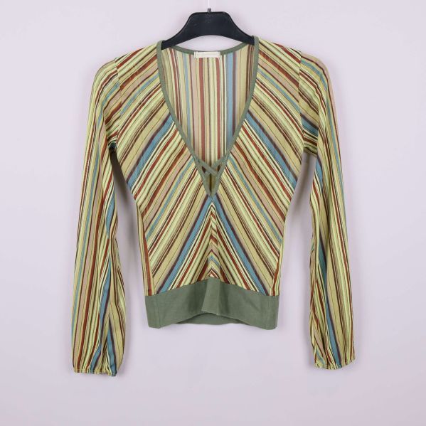 Långärmad randig topp med v-ringning hänger på galge