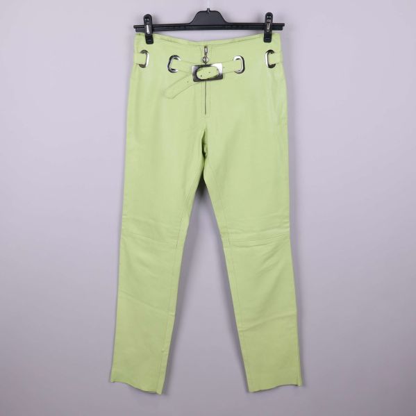 Ljusgröna byxor i läder med bältedetaljer på framsidan