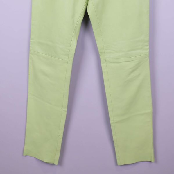 Benparti och byxslut på ljusgröna läderbyxor