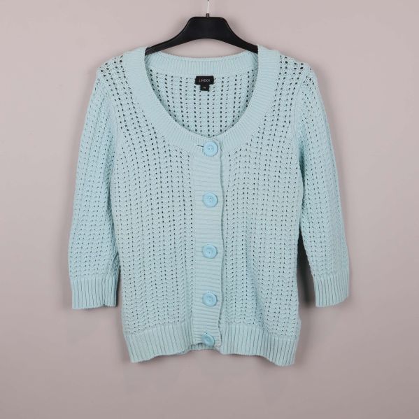 Ljusblå stickad kofta med knappar och trekvartsärm