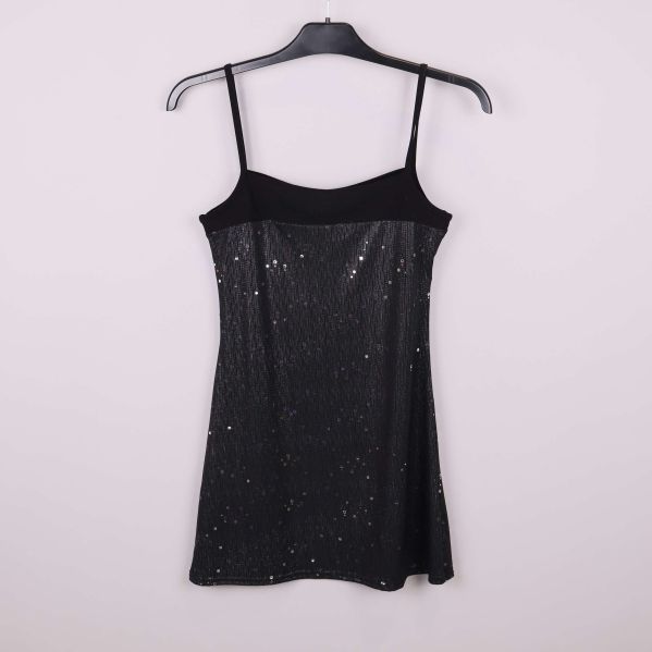 Svart glittrig klänning med smala axelband på galge