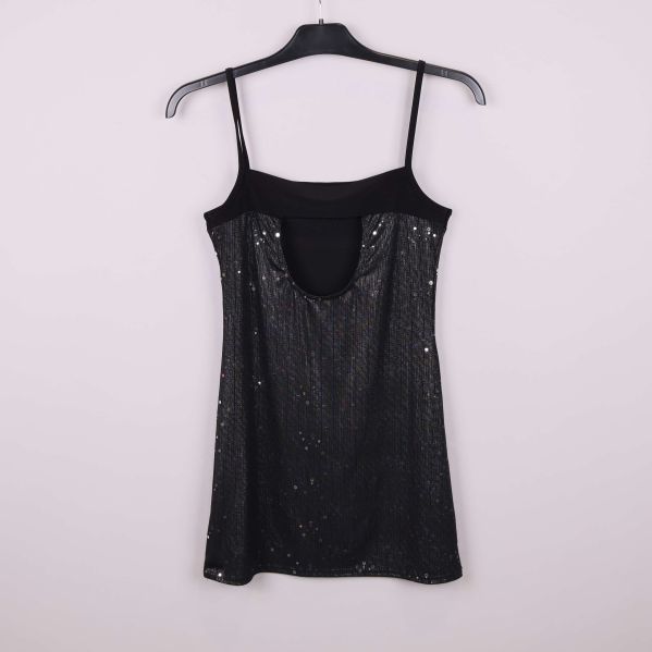 Baksidan av svart glittrig klänning med öppen rygg
