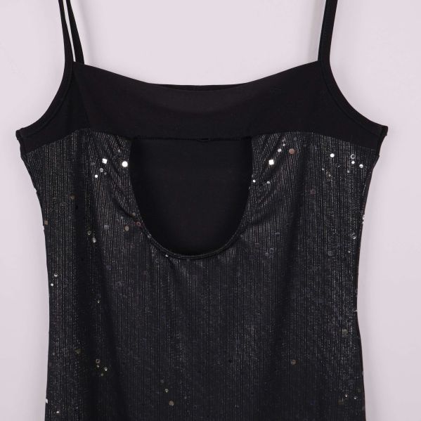 Närbild av klänningens rygg med glittriga detaljer