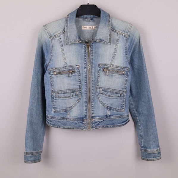 Kort ljusblå jeansjacka med fyra framfickor och dragkedja