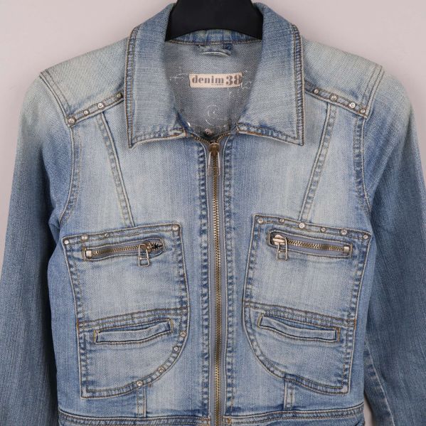 Detaljerad närbild på framsidan av ljus jeansjacka