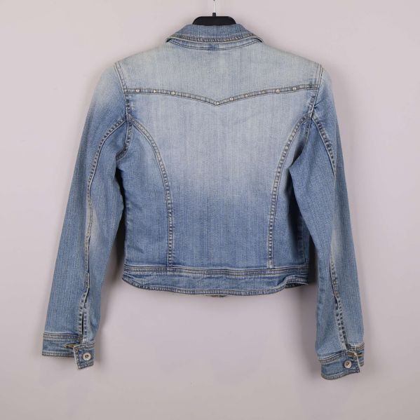 Baksida av kort ljusblå jeansjacka med formade sömmar