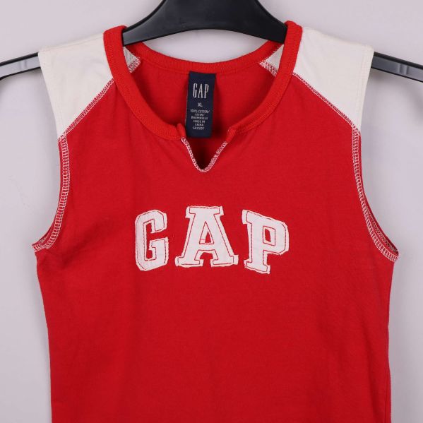 Framstycke på röd topp med tydlig GAP-logga