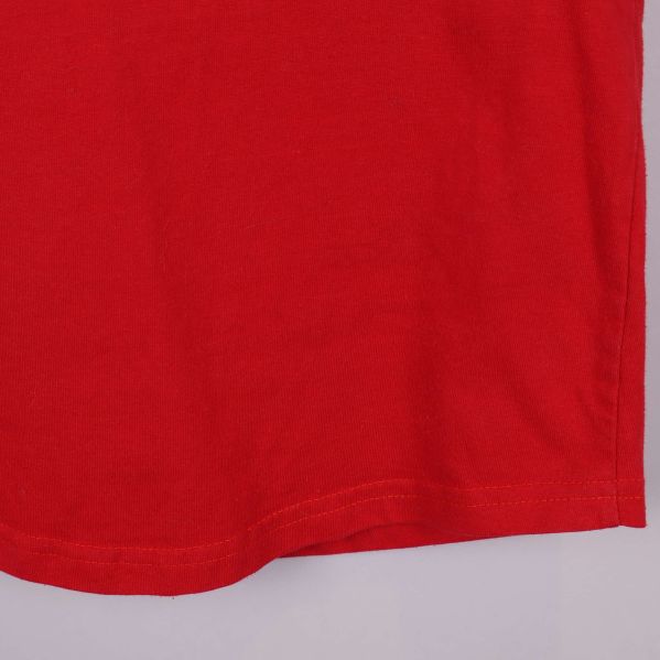 Nederkant på röd topp med slät fåll