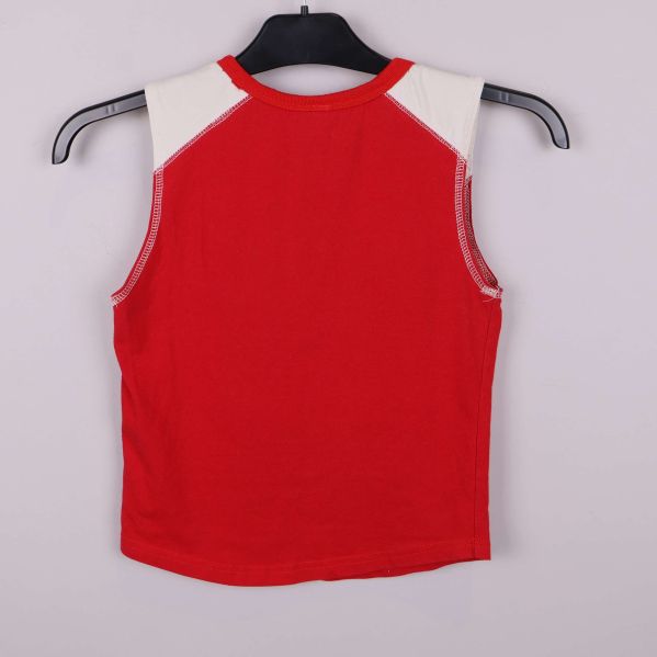 Baksidan av röd topp med vita axelpartier