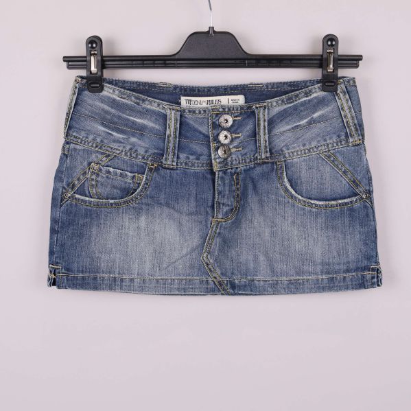 Blå jeanskjol med tre dekorativa knappar fram