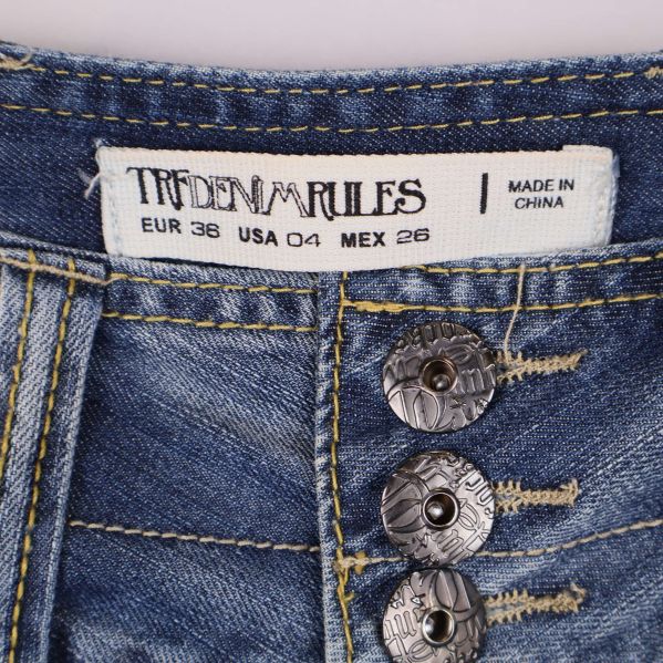 Etikett med storlek och varumärke i jeanskjol