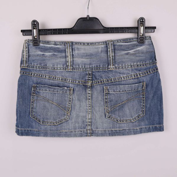 Jeanskjol sedd bakifrån med två fickor