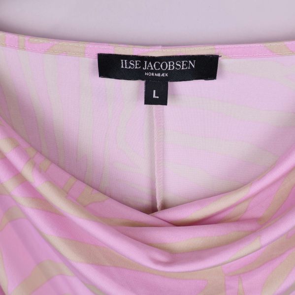 Närbild på halsringning och Ilse Jacobsen-etikett, storlek L