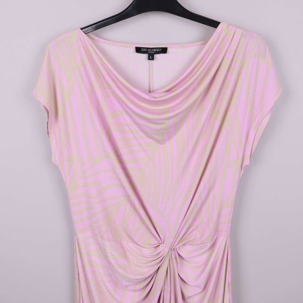 Övre delen av klänning med drapering och mönster framifrån