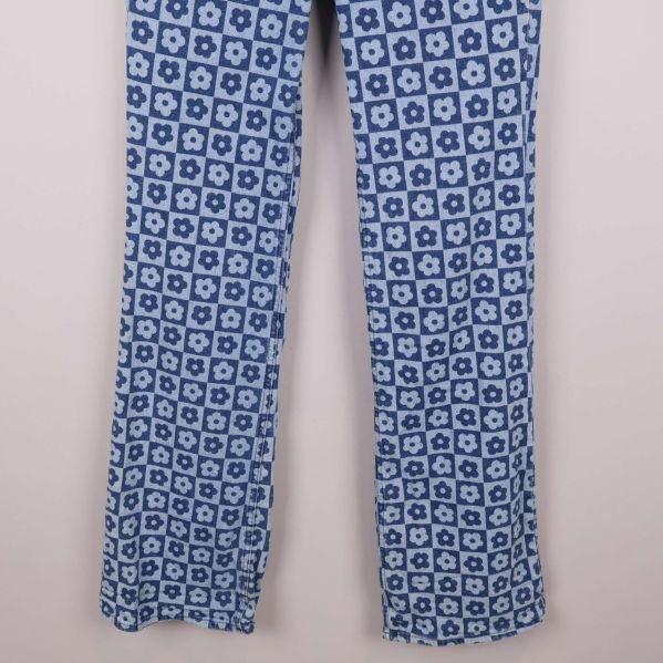 Närbild på byxbenens avslut och mönster