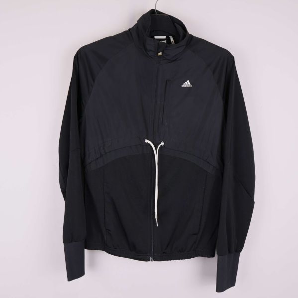 Svart träningsjacka med dragkedja och adidaslogga fram