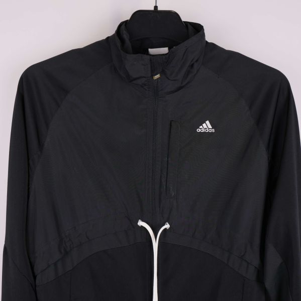 Övre del av jackan med bröstficka och logga