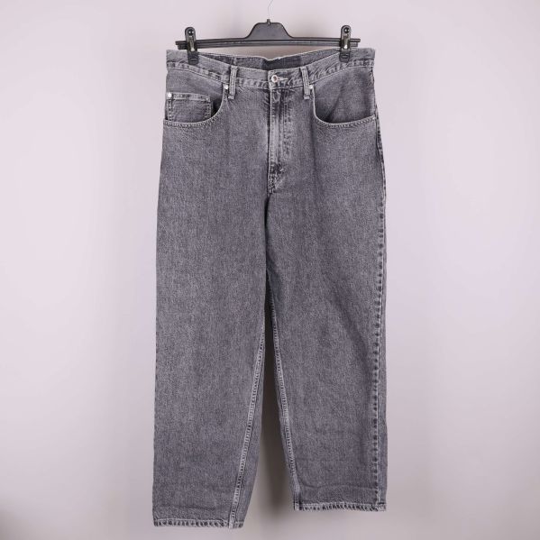 Framsida av raka grå jeans med fem fickor