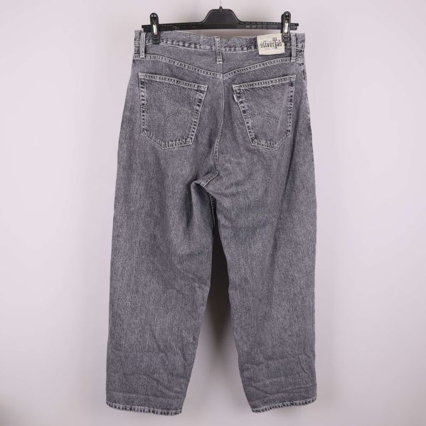 Baksida av raka grå jeans med bakfickor