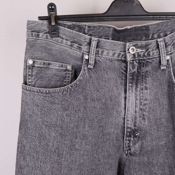 Närbild av jeansens fickor och knäppning fram