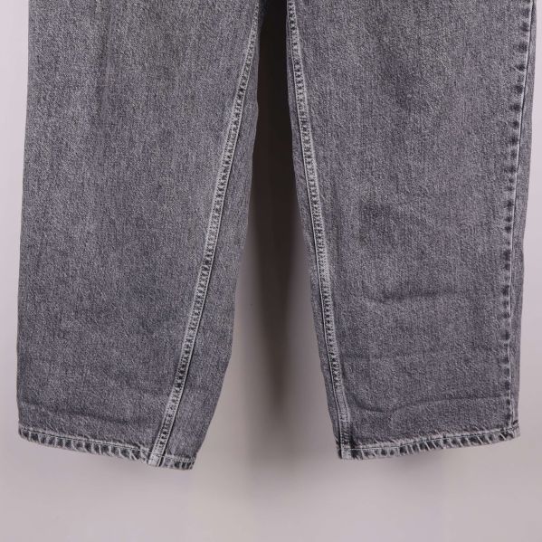 Närbild nedre delen av raka grå jeansben