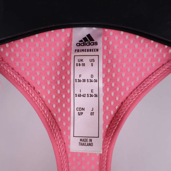 Storleks- och materialetikett från Adidas med information