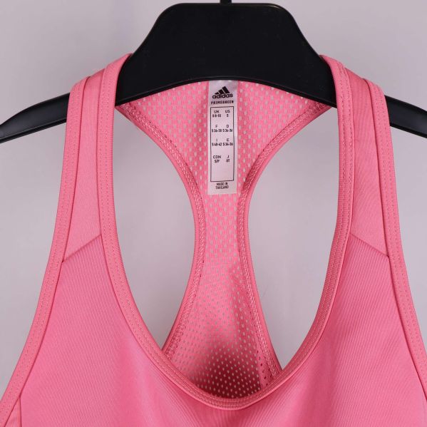 Närbild av bh:n vid halslinning och etikett på insidan