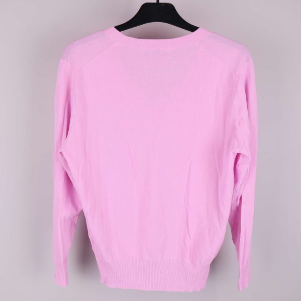 Baksidan av ljusrosa tröja med ribbad nederkant