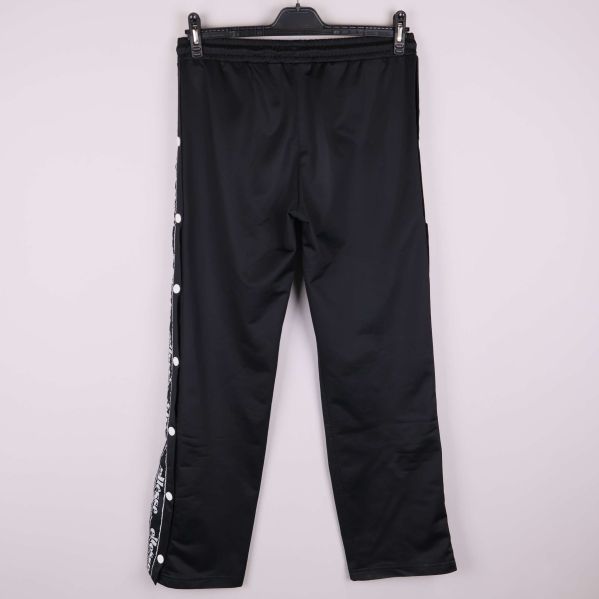 Baksidan av svarta träningsbyxor med raka ben och elastisk midja