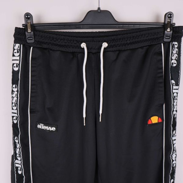 Framstycke med vita snören, broderade logos och logoband längs sidor