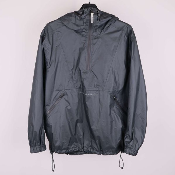 Mörkgrå vindjacka med huva på galge