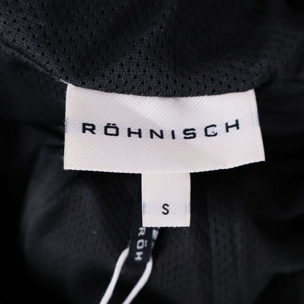 Närbild av Röhnisch-logga och storlekslapp S