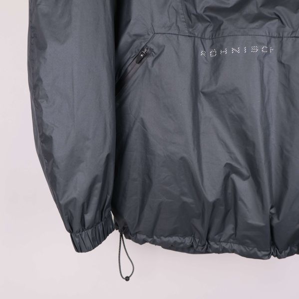 Närbild på fickdetalj och dragsko vid nederkant